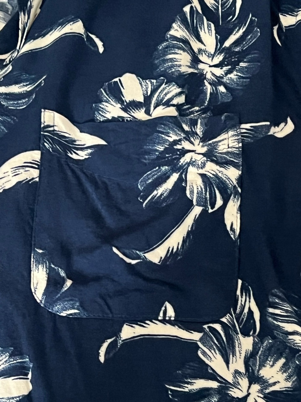 Old Navy Men’s XXL Blue Tropical Hawaiian Camp Shirt Rayon Floral - Picture 3 of 5